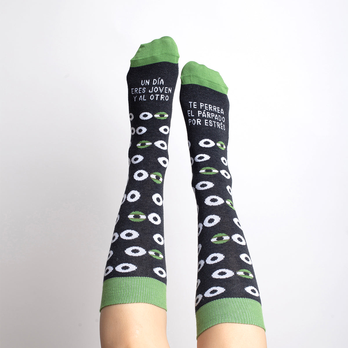 Calcetines "Un día eres joven y al otro te perrea el párpado del estrés"