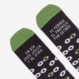 Calcetines "Un día eres joven y al otro te perrea el párpado del estrés"