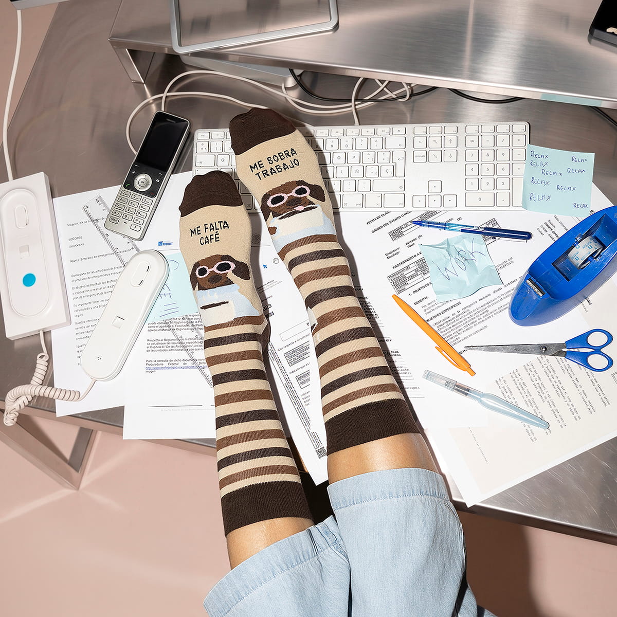 Calcetines "Me falta café, me sobra trabajo"