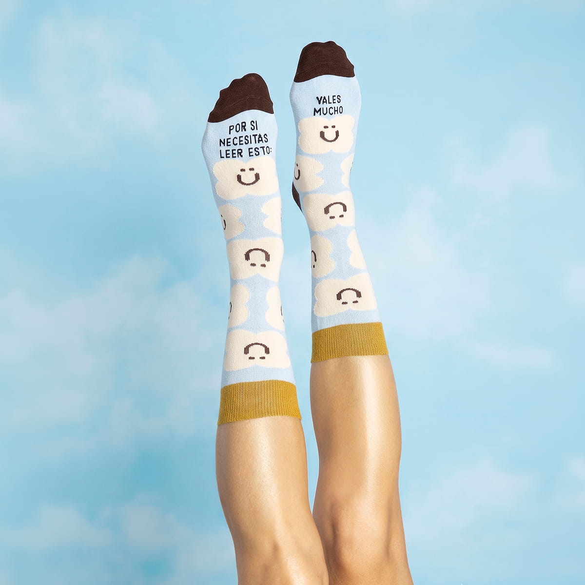 Calcetines "Por si necesitas leer esto: vales mucho"