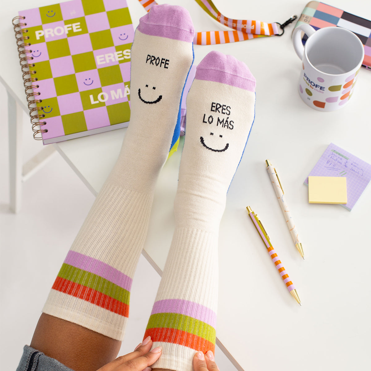Kit Taza + calcetines "Profe eres lo más"