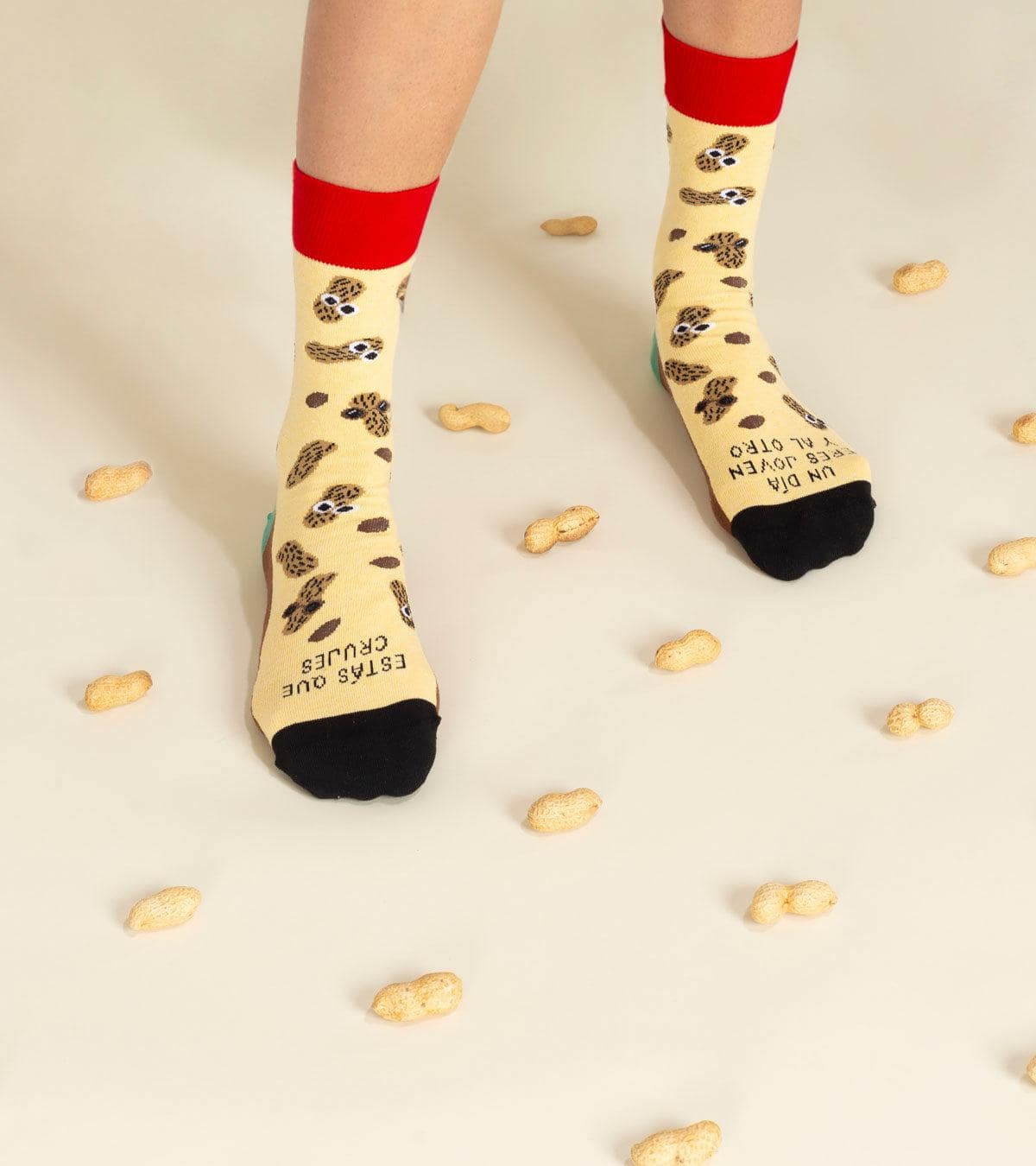 Kit Taza + Calcetines "Un día eres joven y al otro estás que crujes"