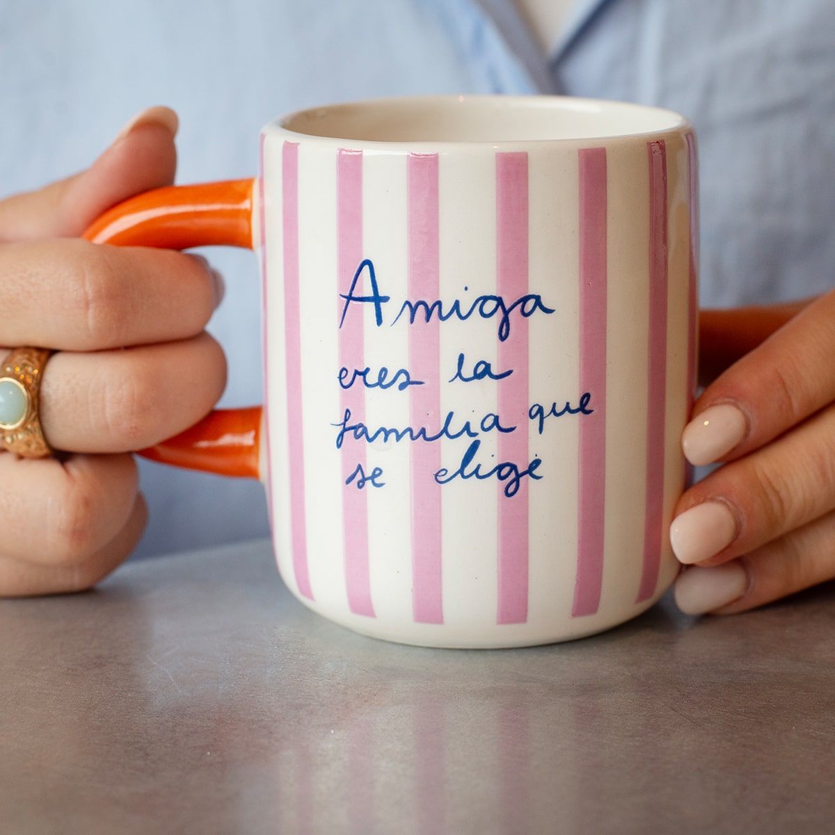 Taza TOP "Amiga eres la familia que se elige"