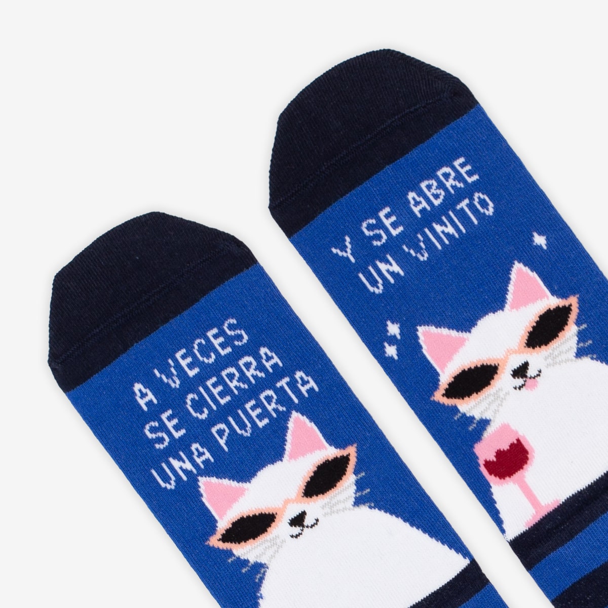 Kit Taza + Calcetines "A veces se cierra una puerta y se abre un vinito"