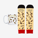 Kit Taza + Calcetines "Un día eres joven y al otro estás que crujes"