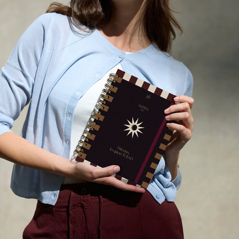 Agenda Anual "Universo" Día página 2027